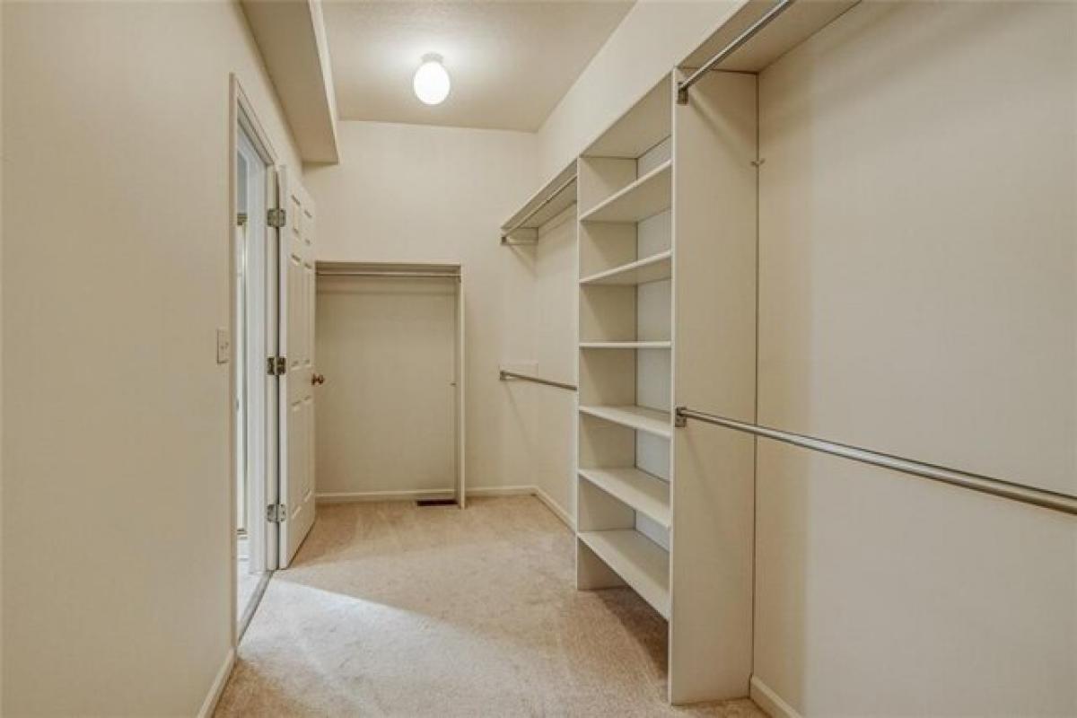 Picture of Home For Sale in Overland Park, Kansas, United States