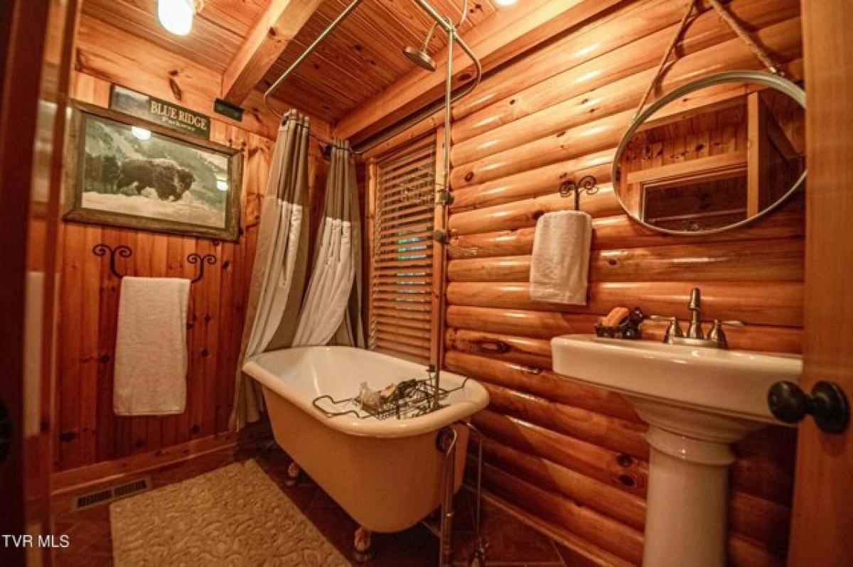 Picture of Home For Sale in Elizabethton, Tennessee, United States