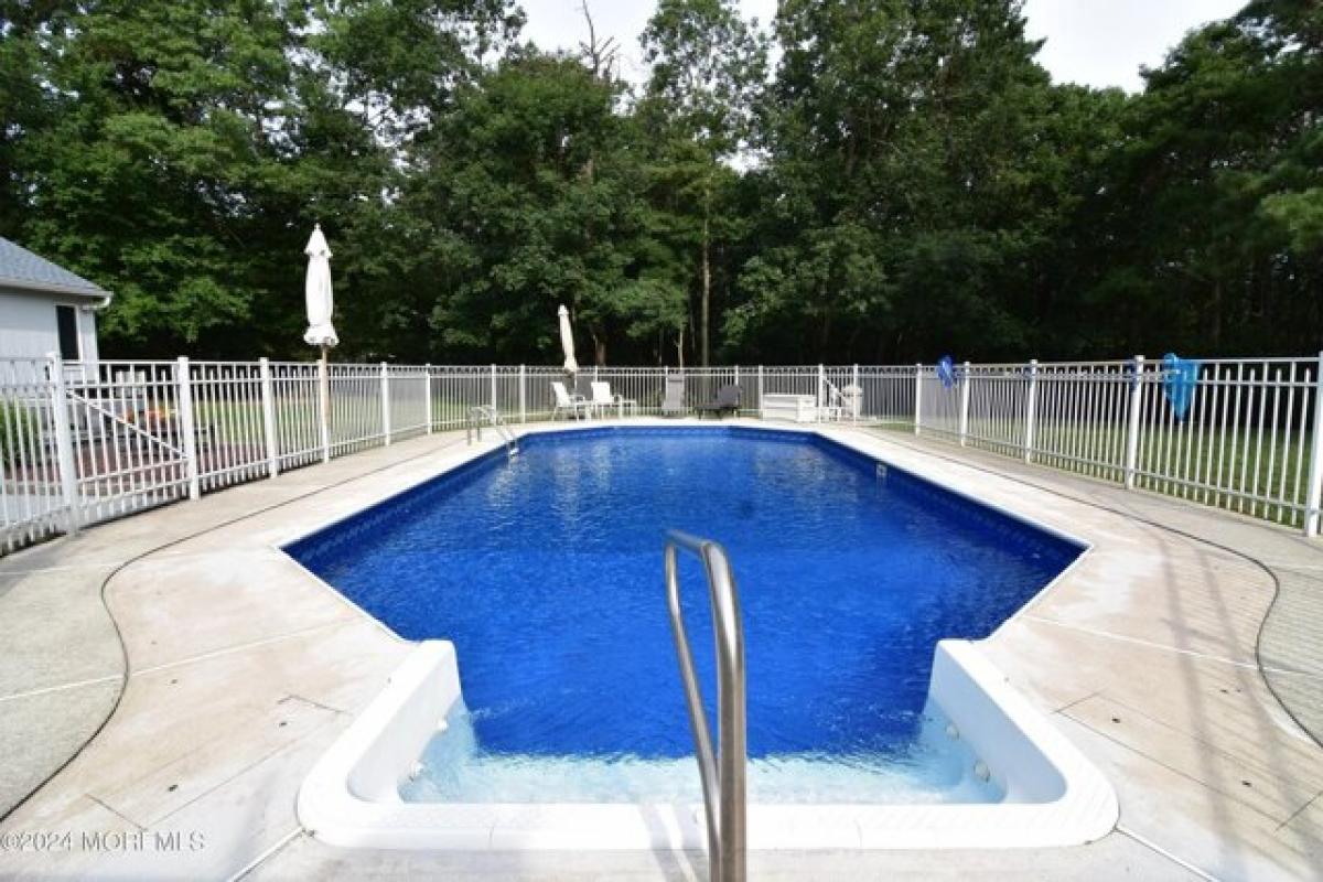 Picture of Home For Sale in Howell, New Jersey, United States