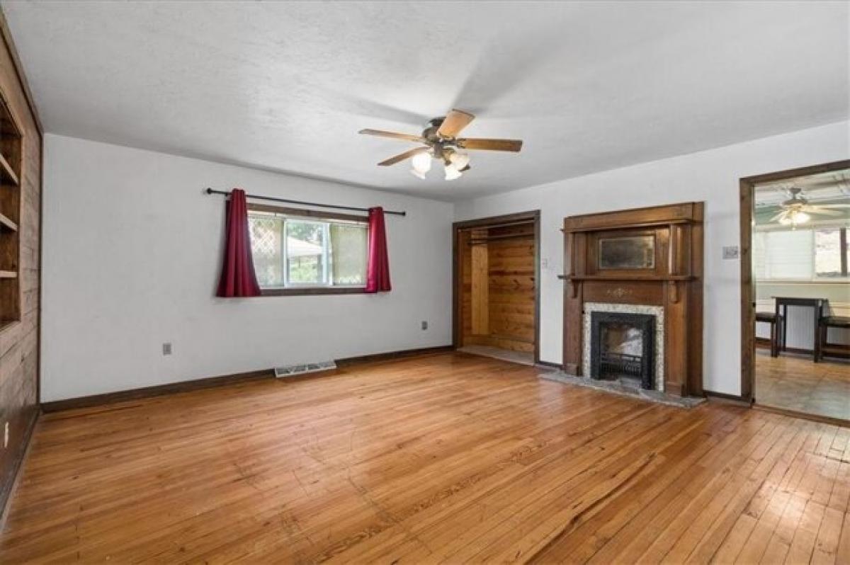 Picture of Home For Sale in Pittsburgh, Pennsylvania, United States