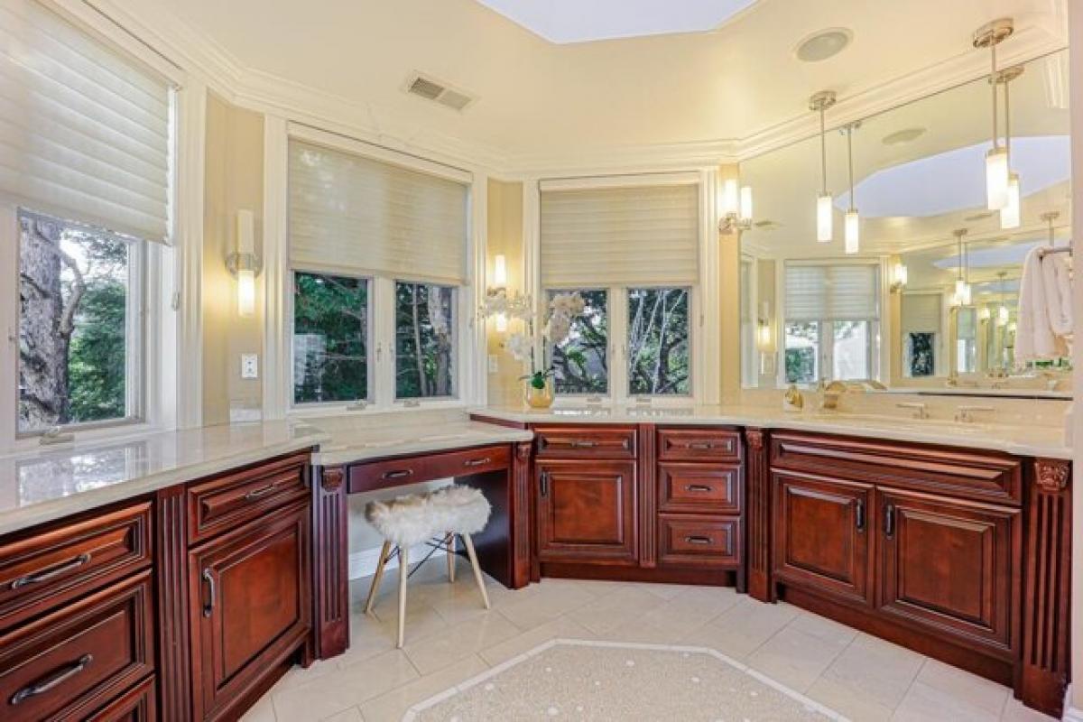 Picture of Home For Sale in Hillsborough, California, United States