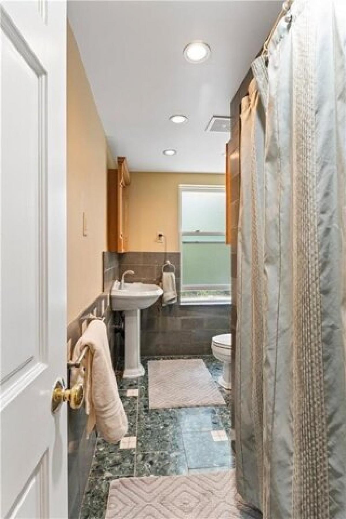 Picture of Home For Sale in Pittsburgh, Pennsylvania, United States