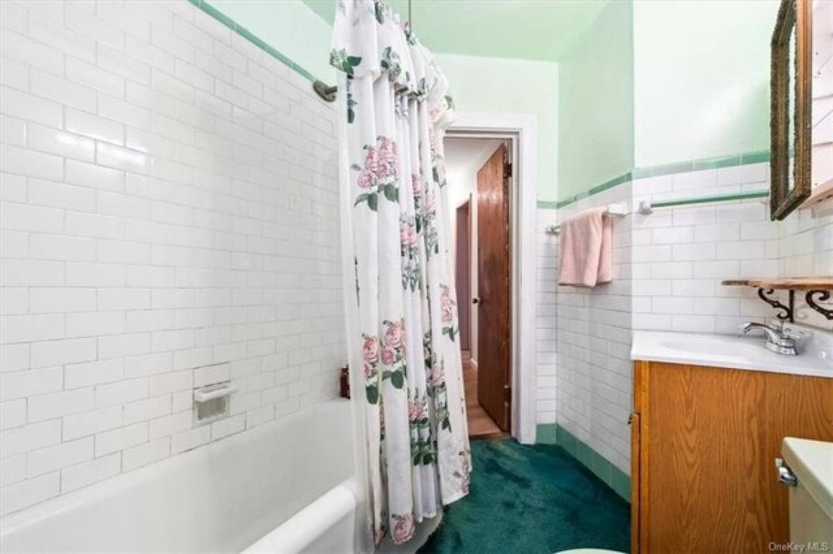 Picture of Home For Sale in Yonkers, New York, United States