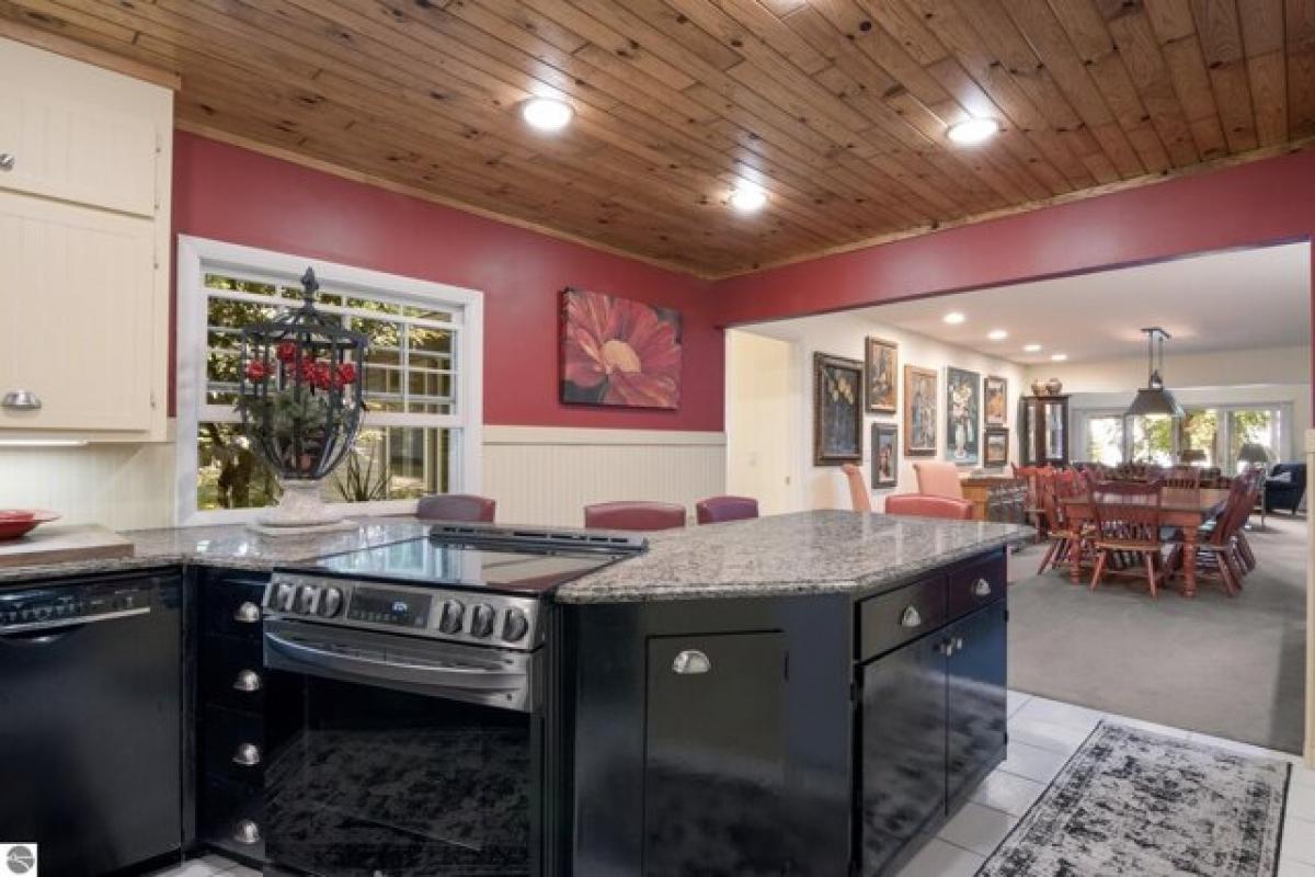 Picture of Home For Sale in Williamsburg, Michigan, United States