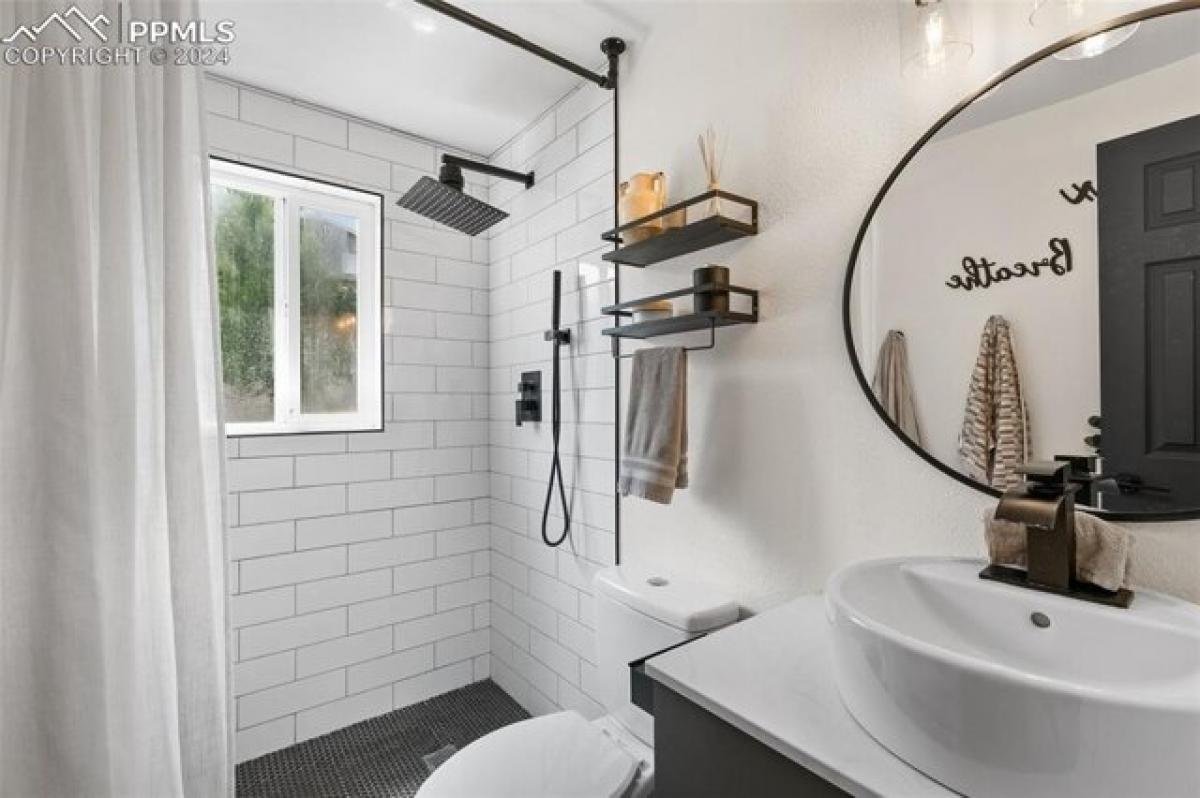 Picture of Home For Sale in Colorado Springs, Colorado, United States