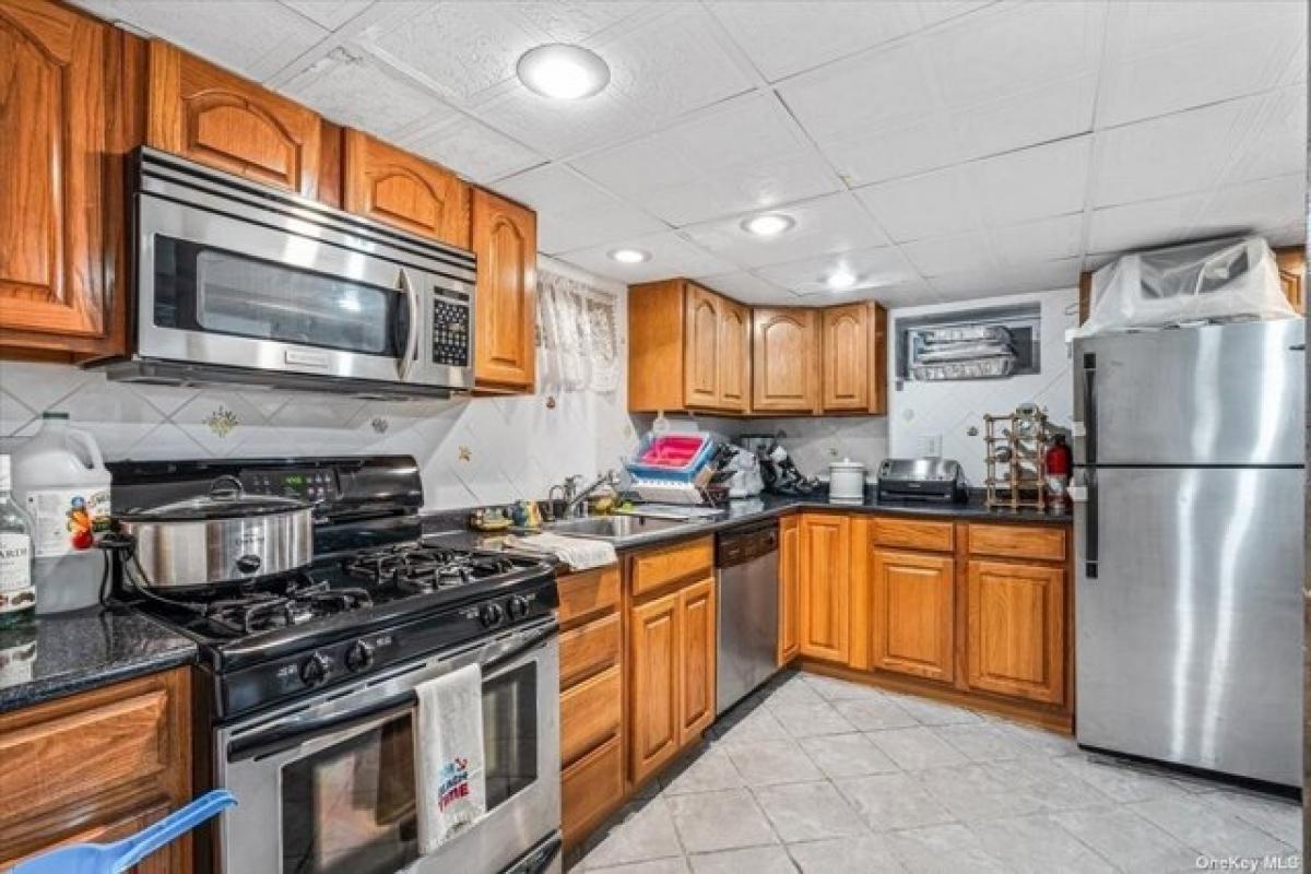 Picture of Home For Sale in Flushing, New York, United States