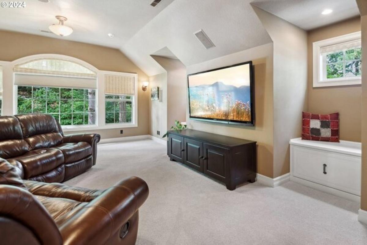 Picture of Home For Sale in Lake Oswego, Oregon, United States