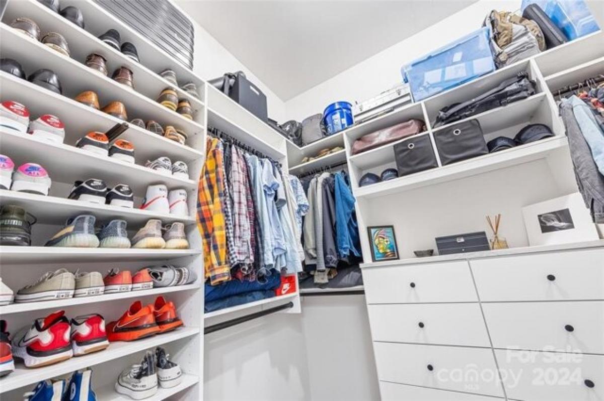 Picture of Home For Sale in Charlotte, North Carolina, United States