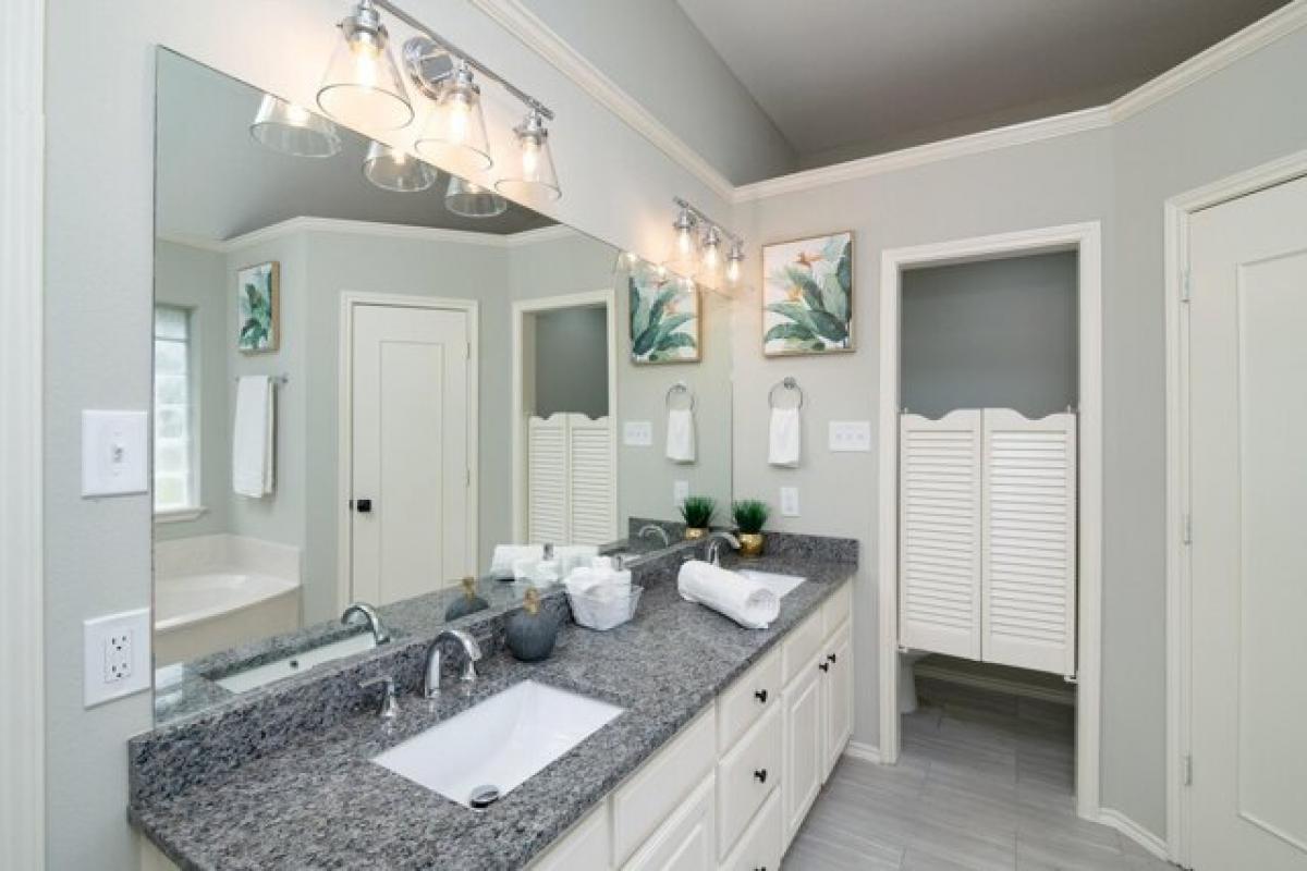 Picture of Home For Sale in Burleson, Texas, United States