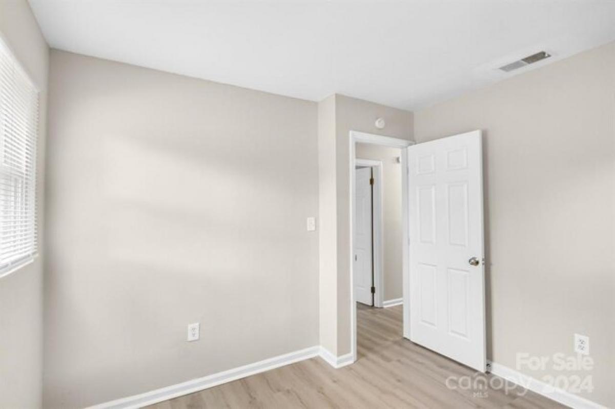 Picture of Home For Sale in Charlotte, North Carolina, United States