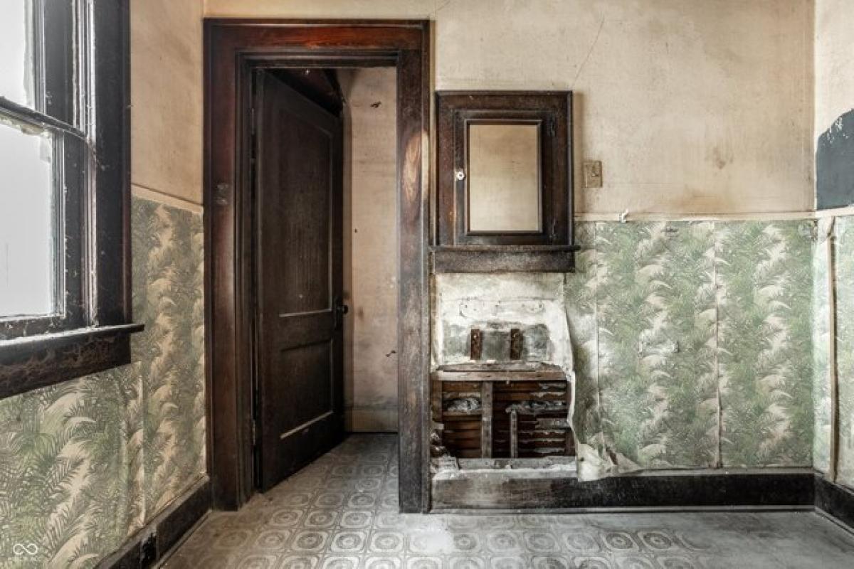 Picture of Home For Sale in Indianapolis, Indiana, United States