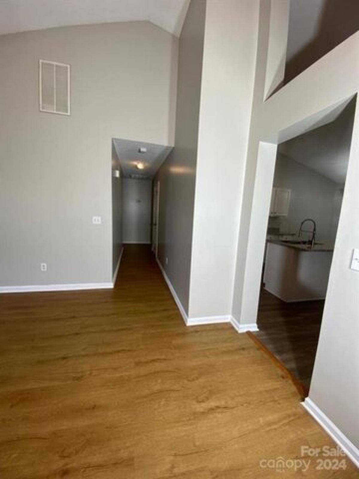 Picture of Home For Sale in Charlotte, North Carolina, United States