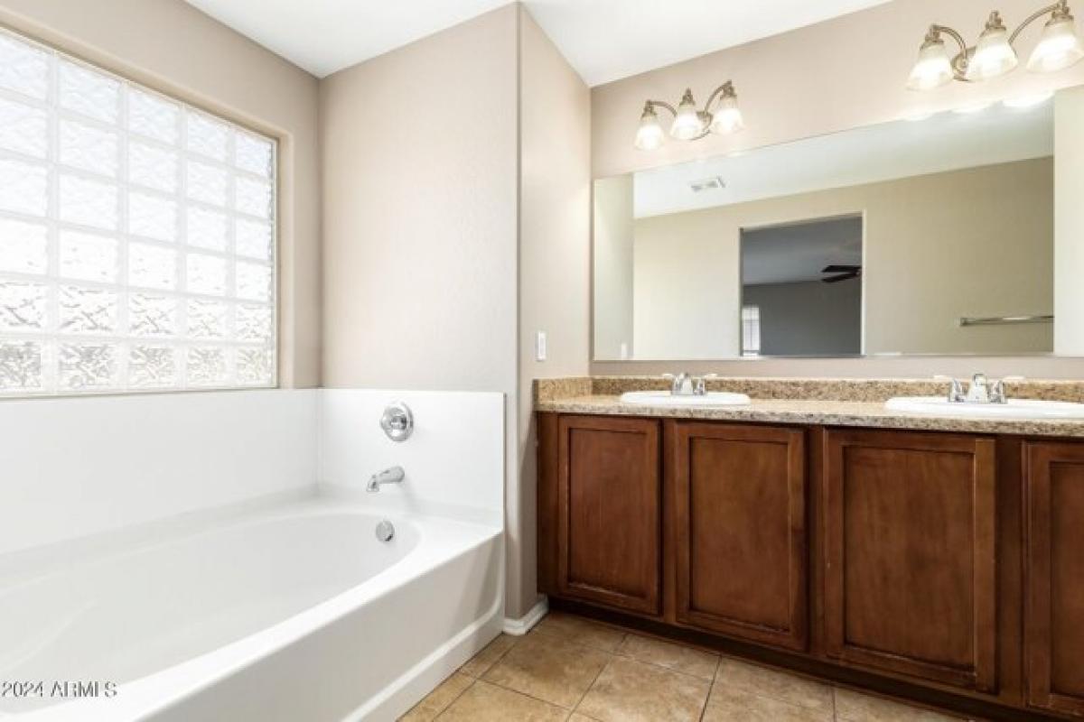 Picture of Home For Sale in Gilbert, Arizona, United States