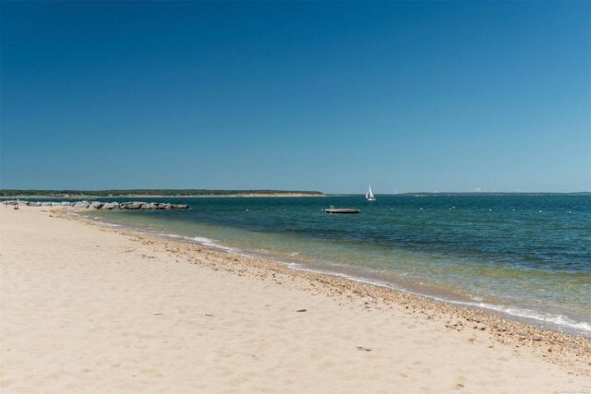 Picture of Home For Sale in East Hampton, New York, United States