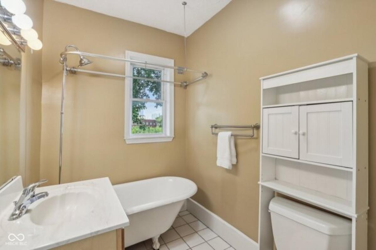 Picture of Home For Sale in Indianapolis, Indiana, United States