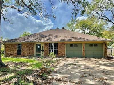 Home For Sale in Lake Jackson, Texas