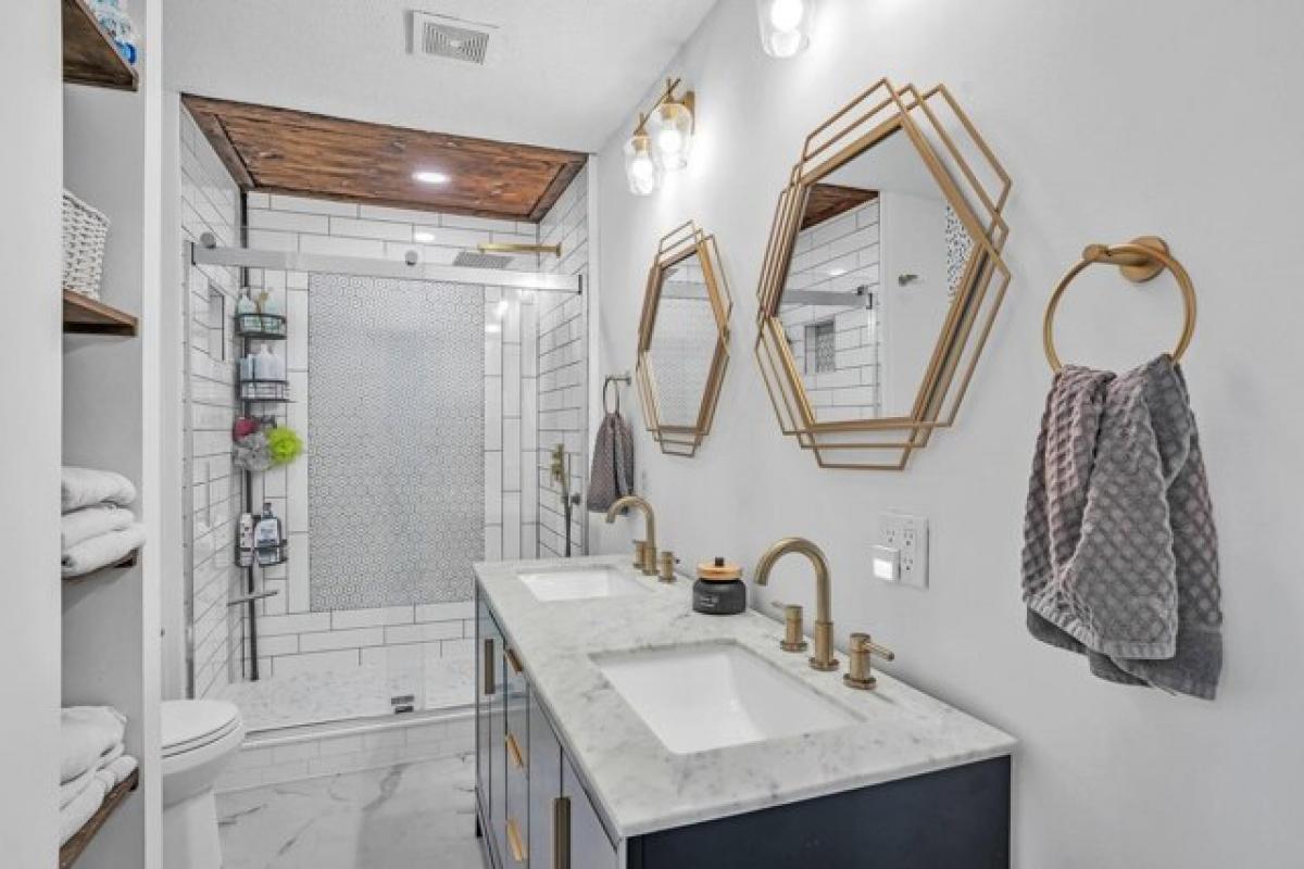 Picture of Home For Sale in Bedford, Indiana, United States