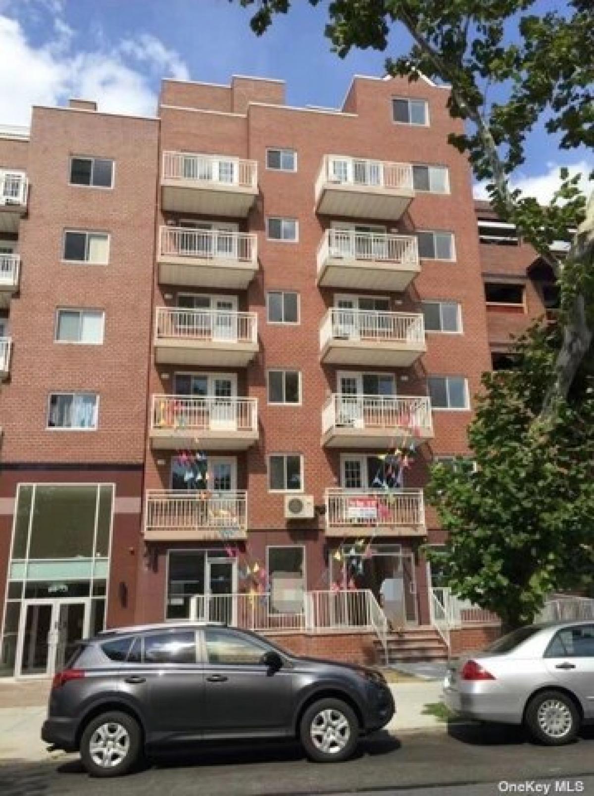 Picture of Home For Sale in Rego Park, New York, United States