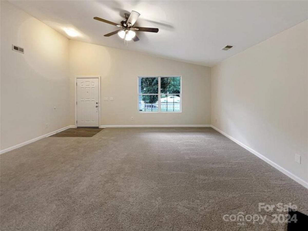 Picture of Home For Sale in Charlotte, North Carolina, United States