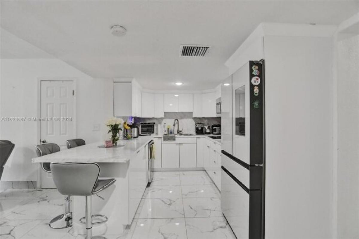 Picture of Home For Sale in Hialeah, Florida, United States