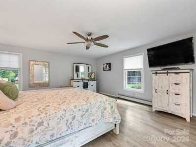 Home For Sale in Hendersonville, North Carolina