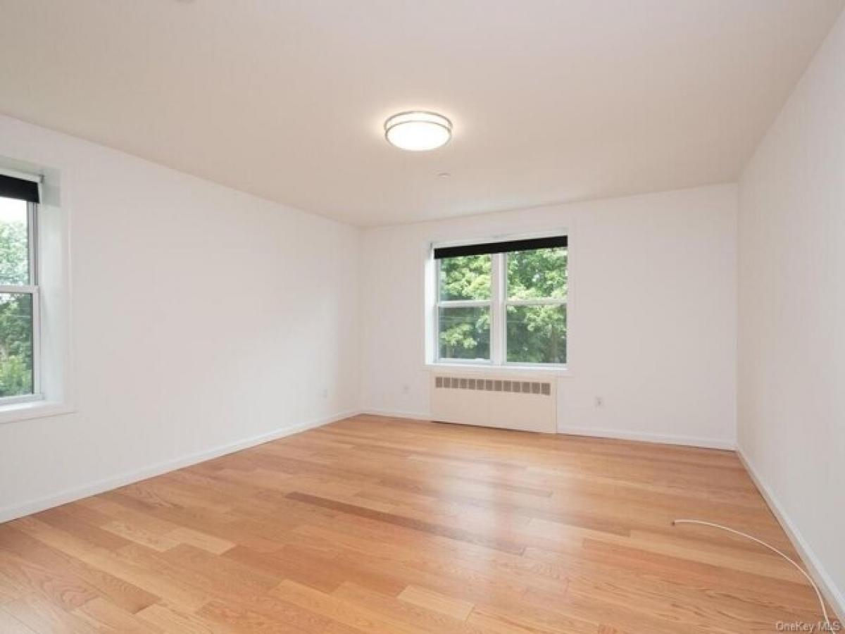 Picture of Home For Sale in Yonkers, New York, United States