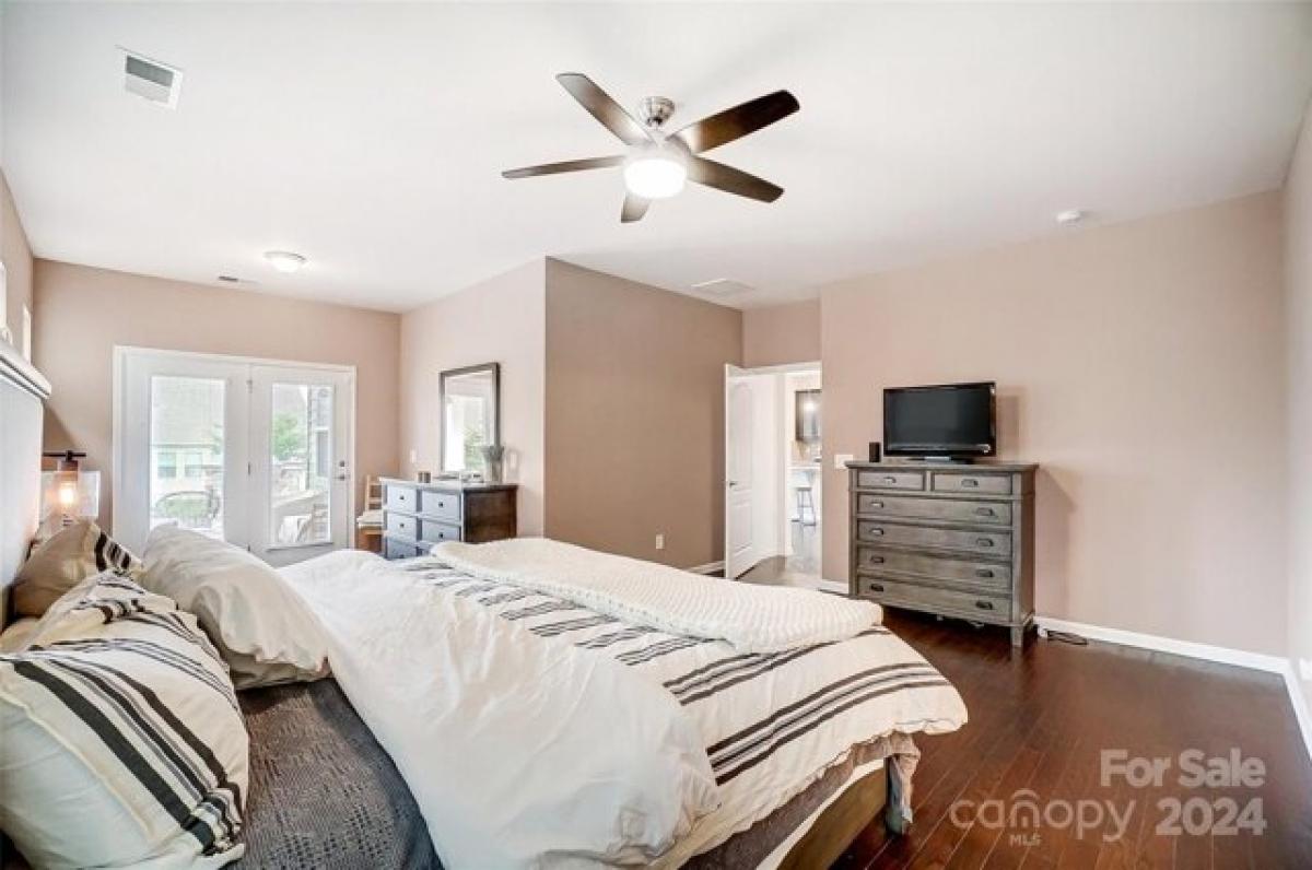 Picture of Home For Sale in Charlotte, North Carolina, United States