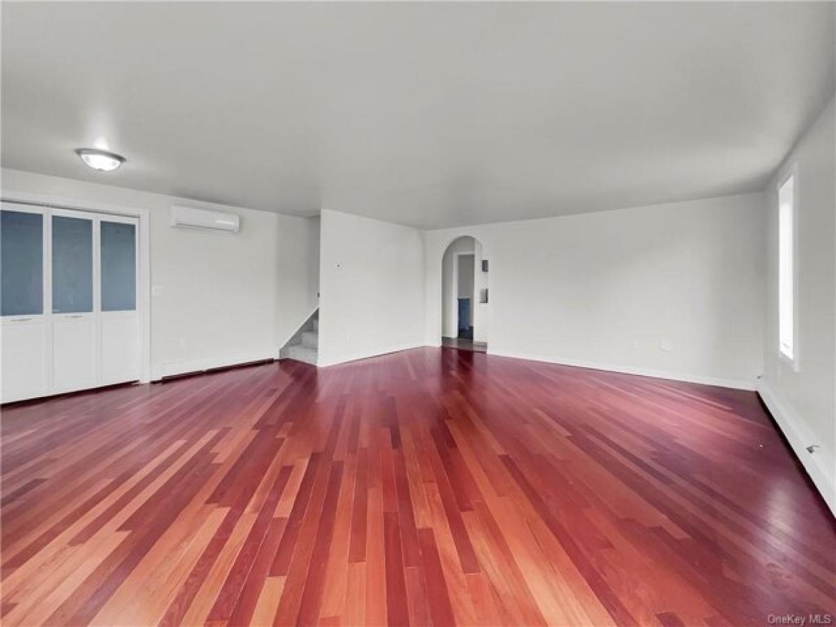 Picture of Home For Sale in Lindenhurst, New York, United States