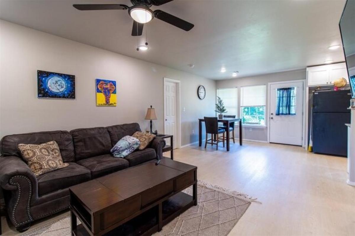 Picture of Home For Sale in Midwest City, Oklahoma, United States