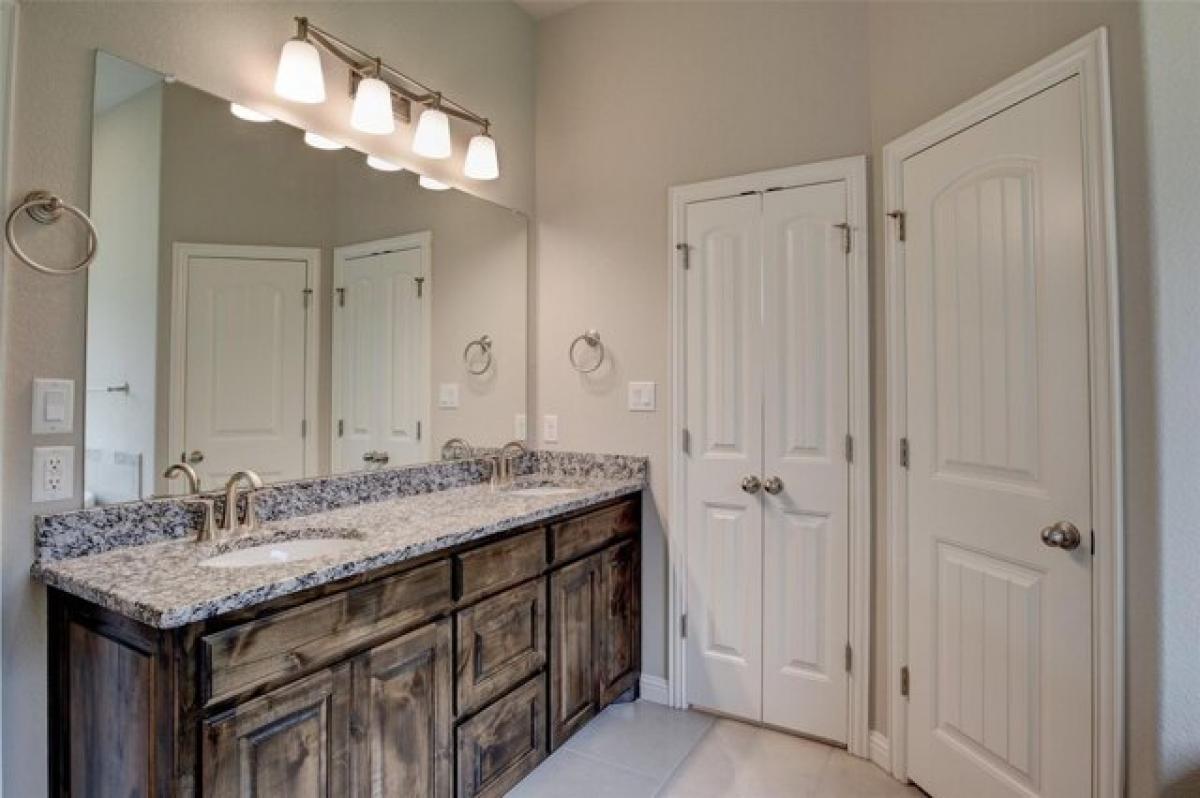 Picture of Home For Sale in Granbury, Texas, United States