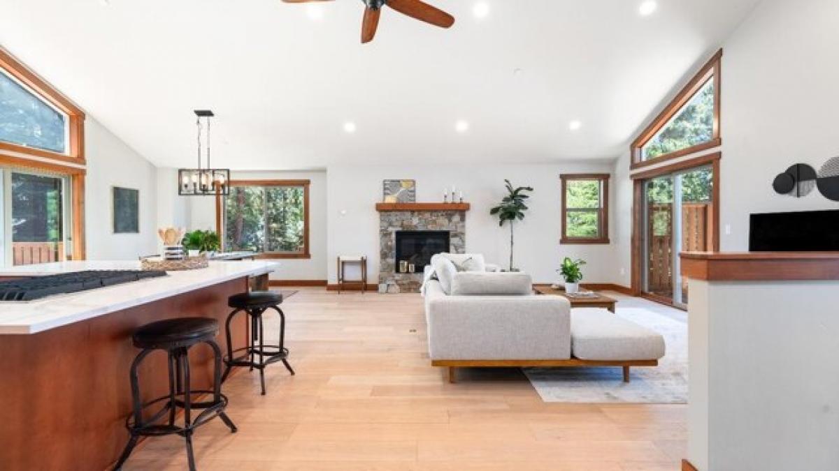 Picture of Home For Sale in South Lake Tahoe, California, United States