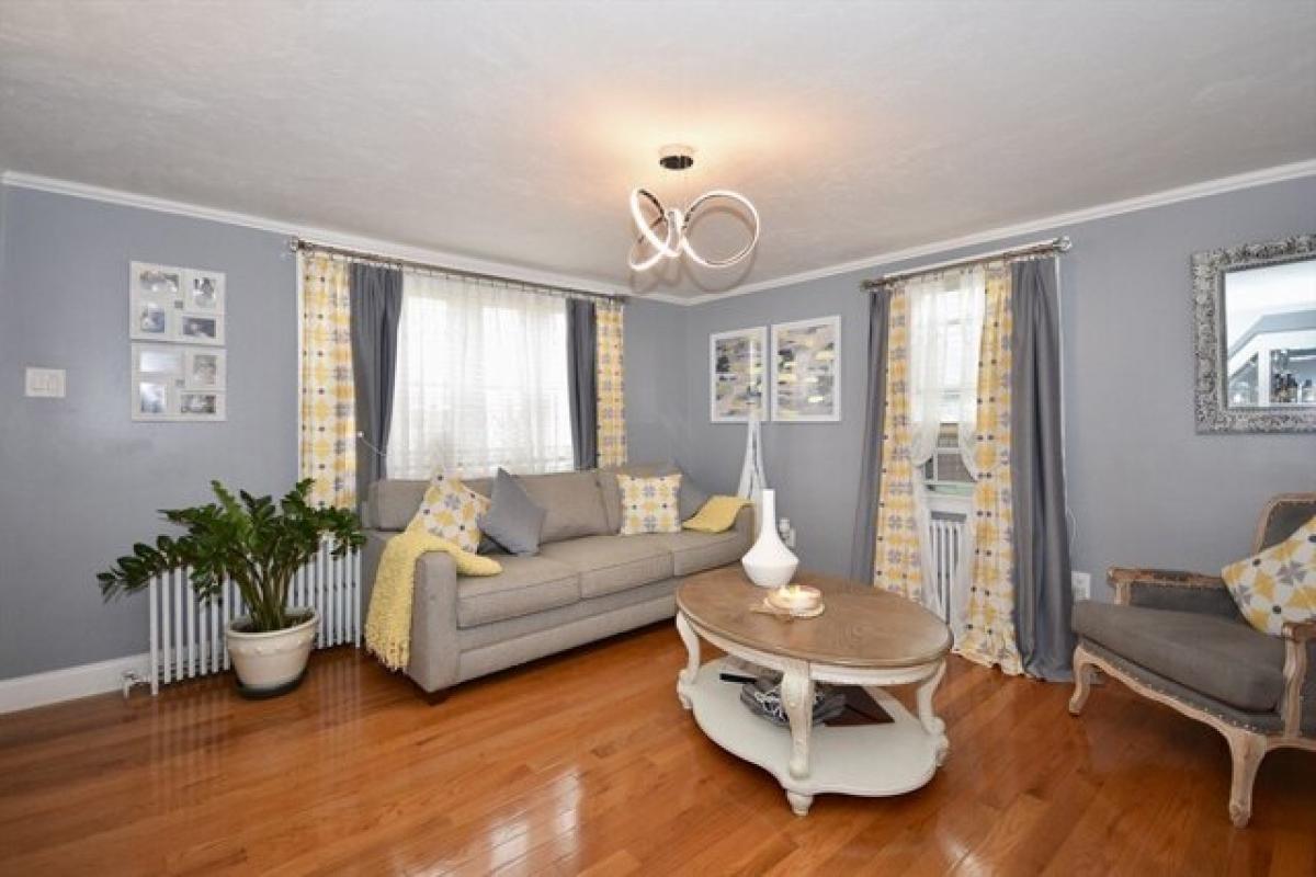 Picture of Home For Sale in New Bedford, Massachusetts, United States