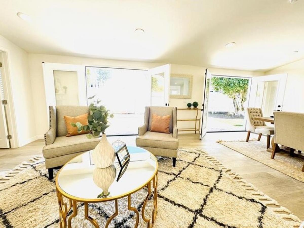 Picture of Home For Sale in Costa Mesa, California, United States