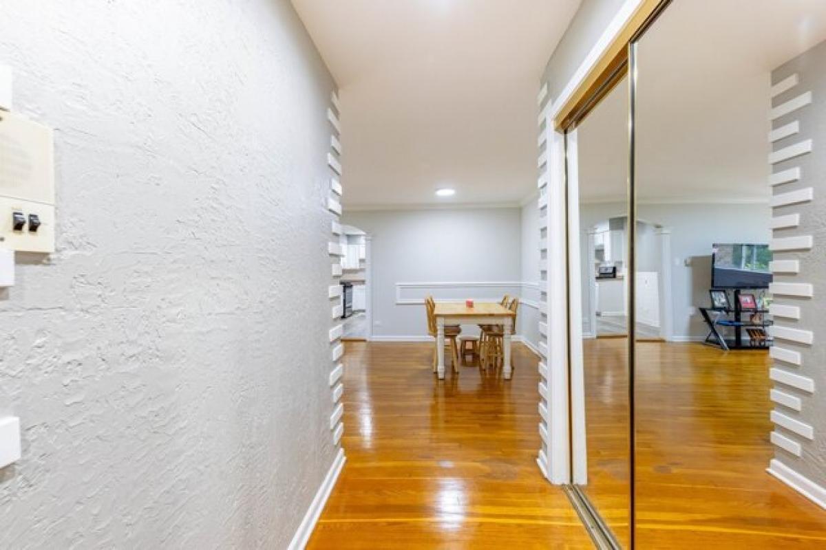 Picture of Home For Sale in Mount Prospect, Illinois, United States