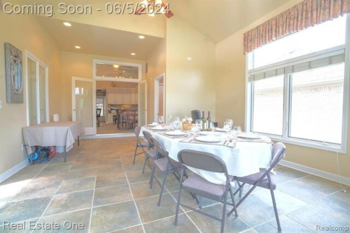 Picture of Home For Sale in Clinton Township, Michigan, United States