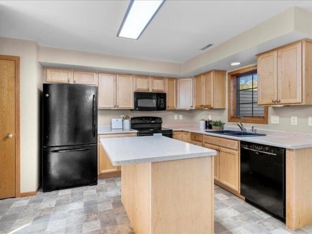 Picture of Home For Sale in Iowa City, Iowa, United States