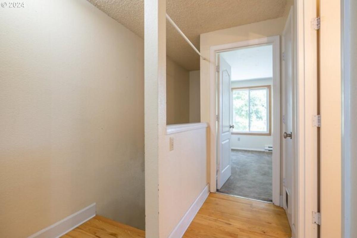 Picture of Home For Sale in Newberg, Oregon, United States