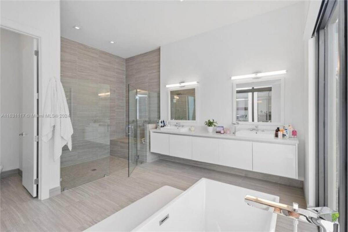 Picture of Home For Sale in Weston, Florida, United States