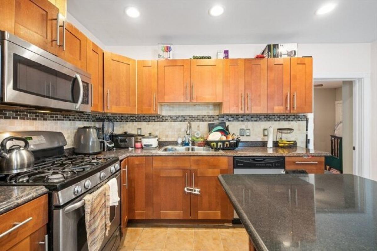 Picture of Home For Sale in Worcester, Massachusetts, United States