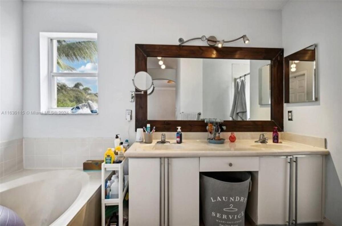 Picture of Home For Sale in Pembroke Pines, Florida, United States