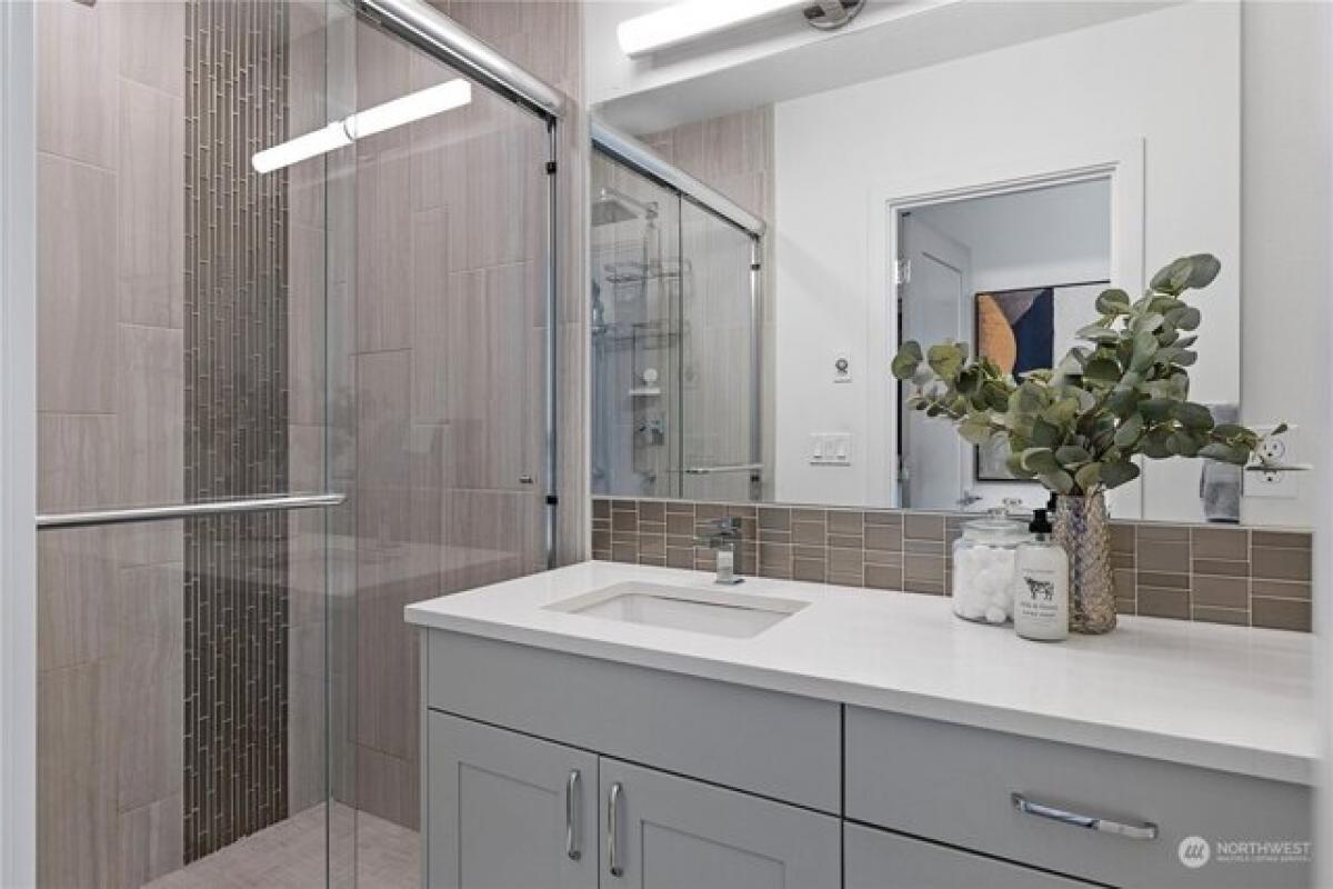 Picture of Home For Sale in Seattle, Washington, United States