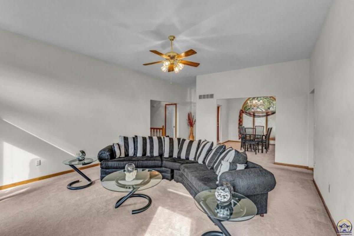 Picture of Home For Sale in Topeka, Kansas, United States