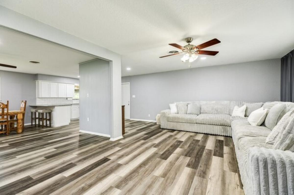 Picture of Home For Sale in Angleton, Texas, United States