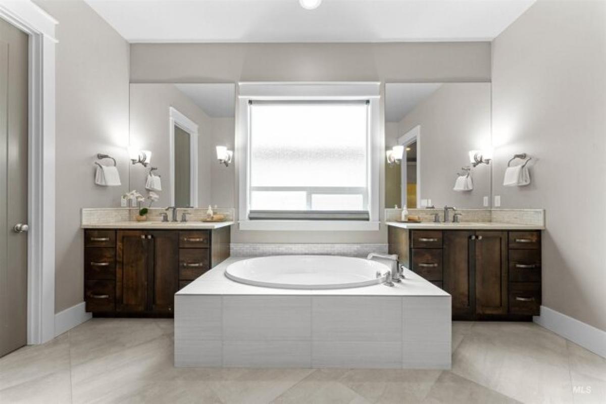 Picture of Home For Sale in Eagle, Idaho, United States