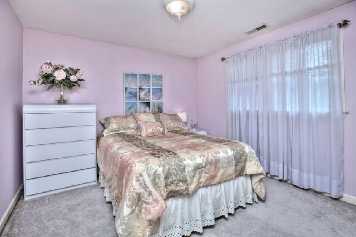 Picture of Home For Sale in Norwalk, Connecticut, United States