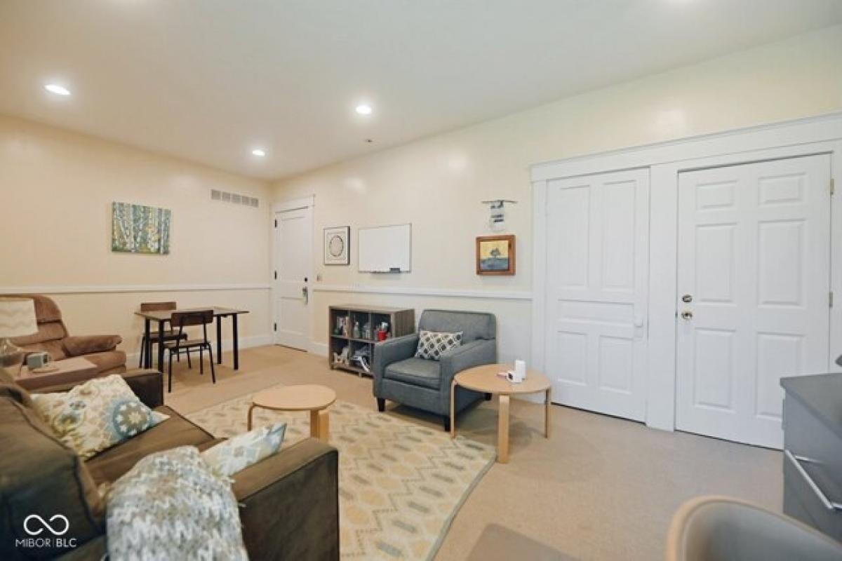 Picture of Home For Sale in Indianapolis, Indiana, United States