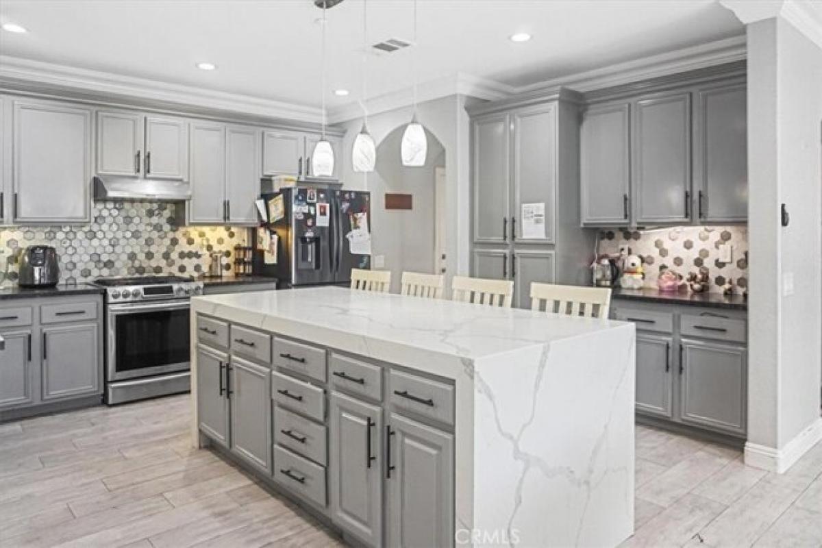 Picture of Home For Sale in Fontana, California, United States