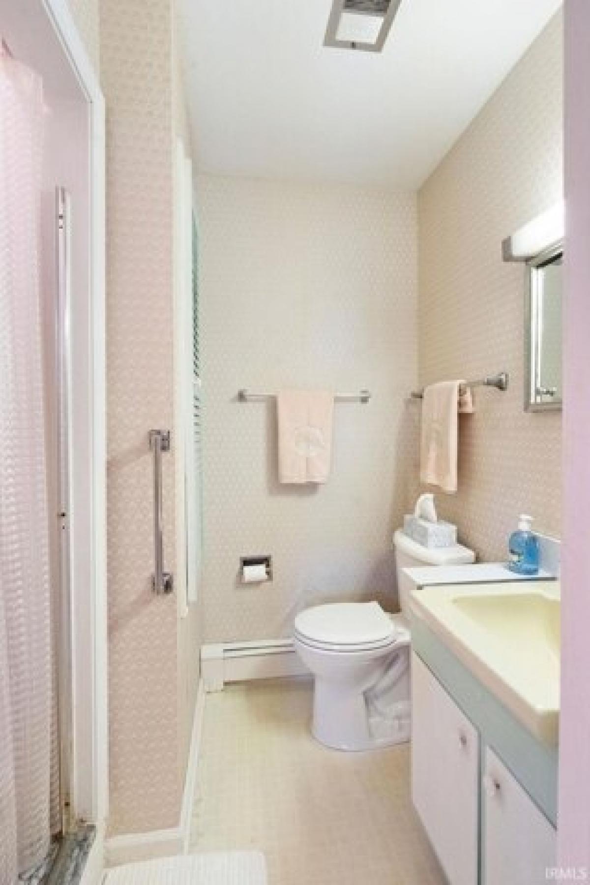 Picture of Home For Sale in Kokomo, Indiana, United States