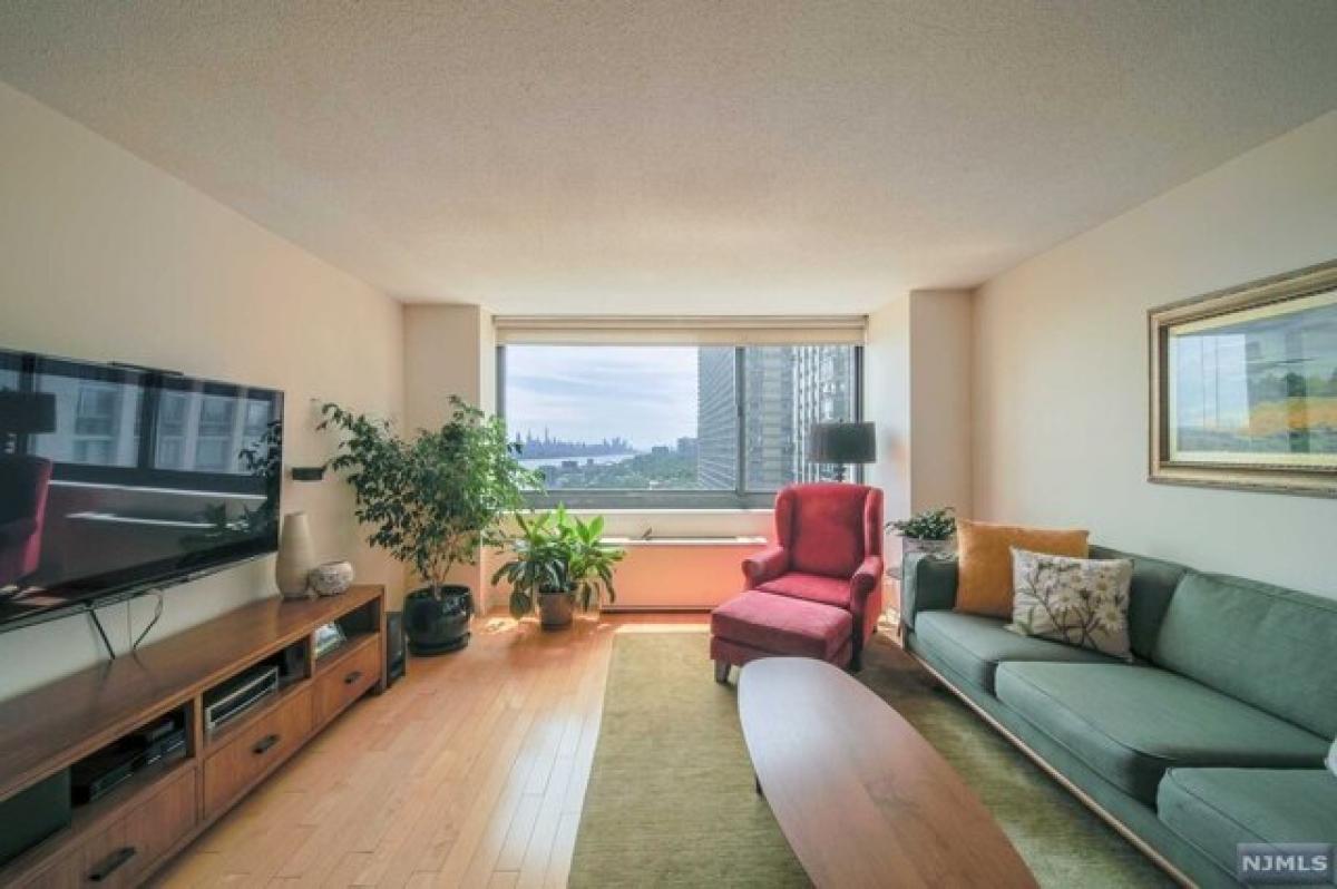 Picture of Home For Sale in Fort Lee, New Jersey, United States