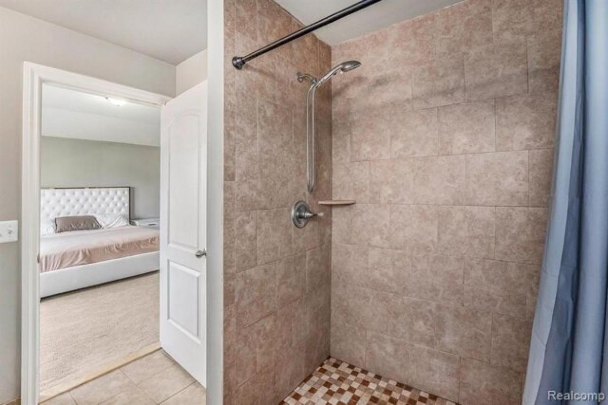 Picture of Home For Sale in Warren, Michigan, United States